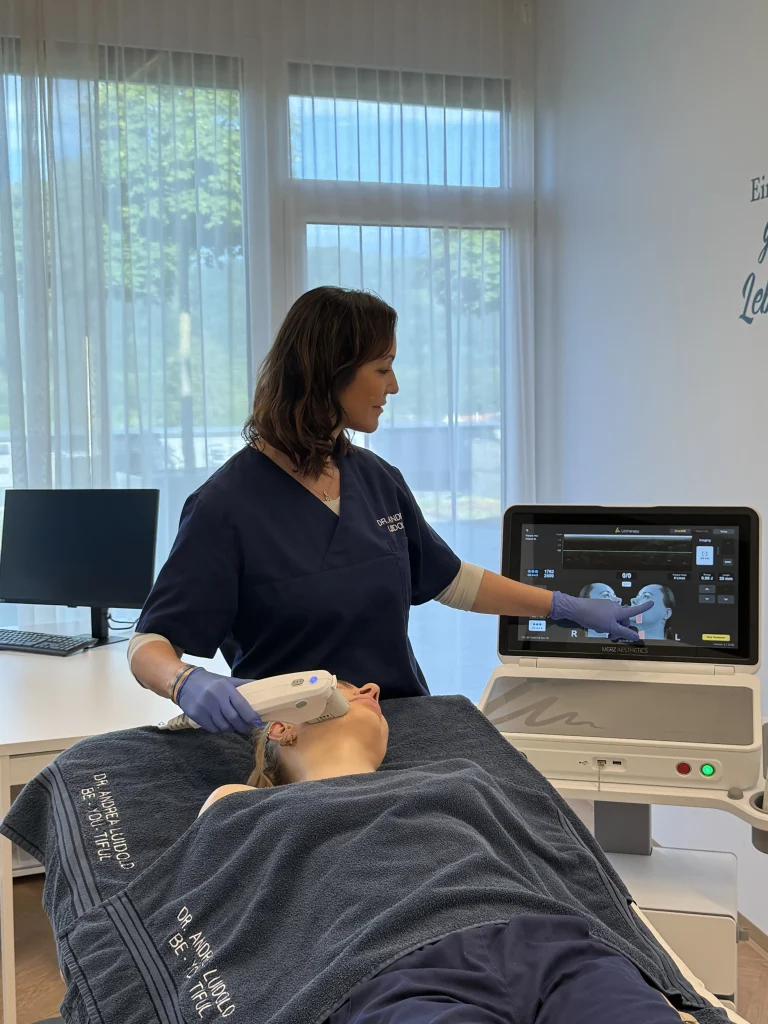 Frau Dr. Luidold wendet die Ultherapy Prime® Behandlung mit dem Gerät auf dem Gesicht der Dame an.