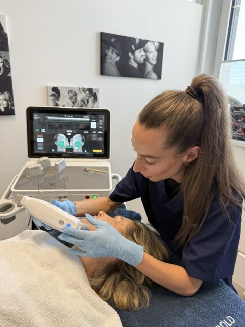 Dame führt die Behandlung Ultherapy Prime® auf dem Geischt einer Dame durch.